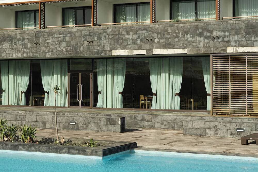 Foto 13 von 30: Relaxing Island Getaway in Santa Cruz w/ Ocean Views, Outdoor Pool & Gym Access