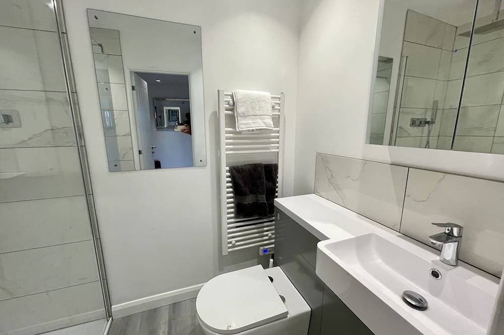 Foto 6 von 17: Luxury Lodge close to Clifton Suspension Bridge, hot tub. Sleeps 2 people.