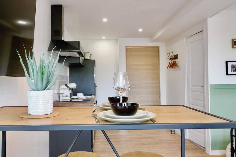 Foto 10 von 12: D-Day Suites - carentanlocation.fr: Avallon Downtown, 2 people, 2 minutes from the train station