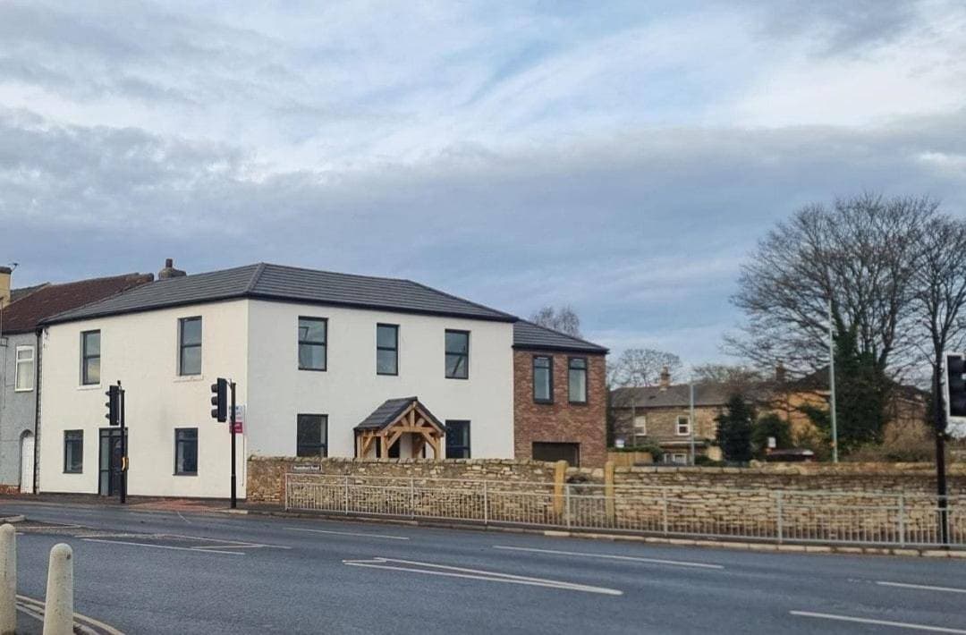 4 double bedroom house with private ample parking 1