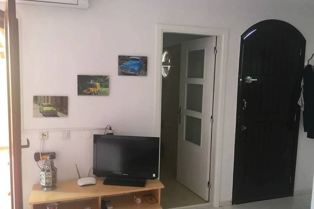 Foto 13 von 30: Large, bright studio with terrace and pool view