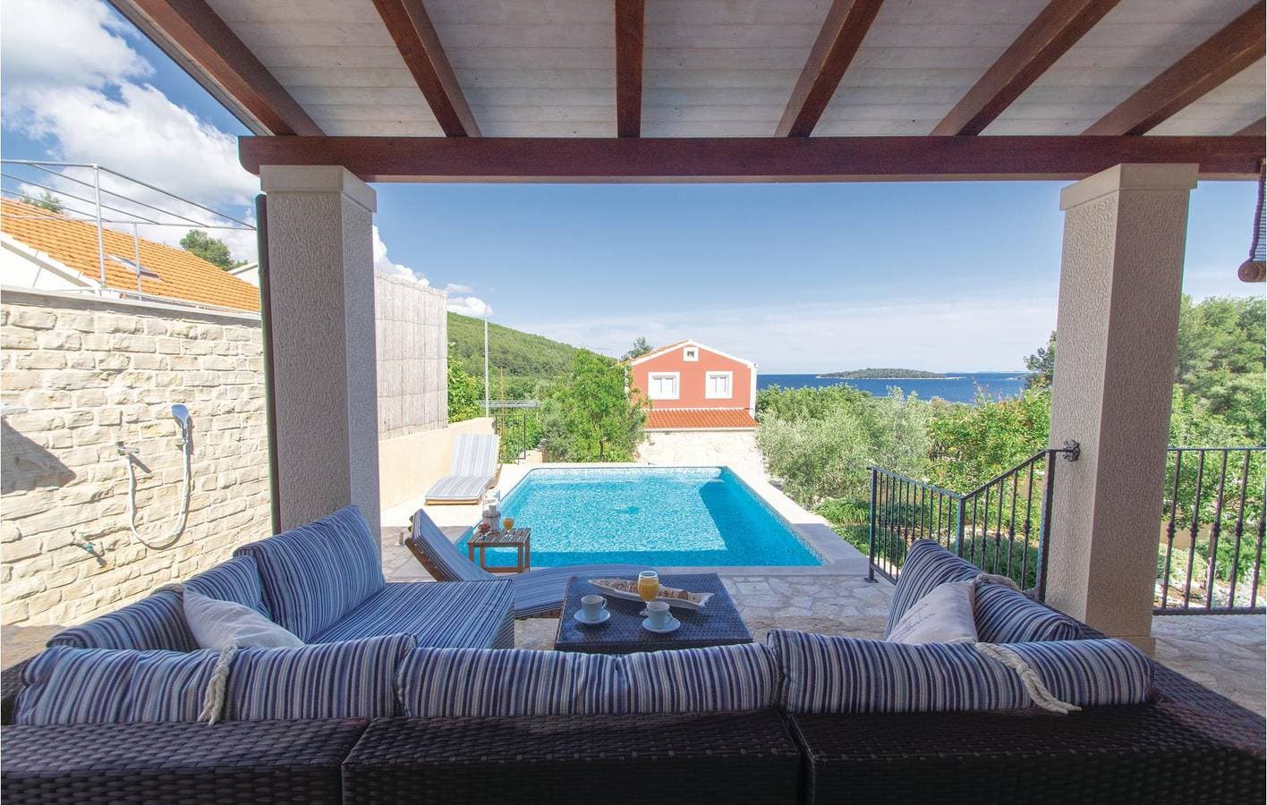 Foto 10 von 44: Gemütliche Unterkunft am Meer mit Pool, Terrasse und direktem Zugang zum Strand