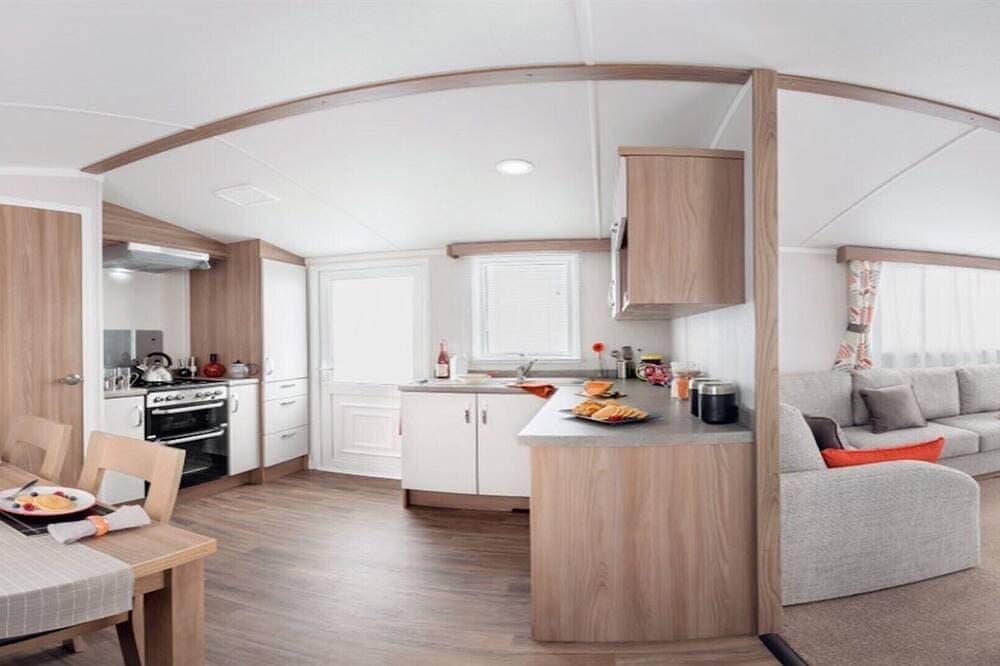 Foto 9 von 21: Delux Caravan für 6 Personen auf fantastischem Gelände mit Terrassentüren nach draußen.
