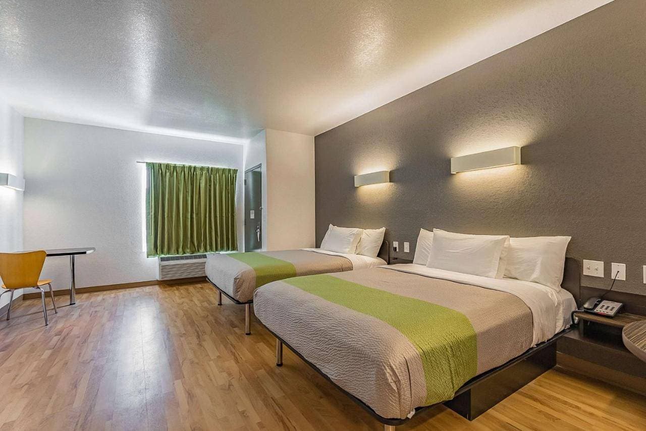 Foto 7 von 12: Deluxe Queen Room with Two Queen Beds - Non-Smoking