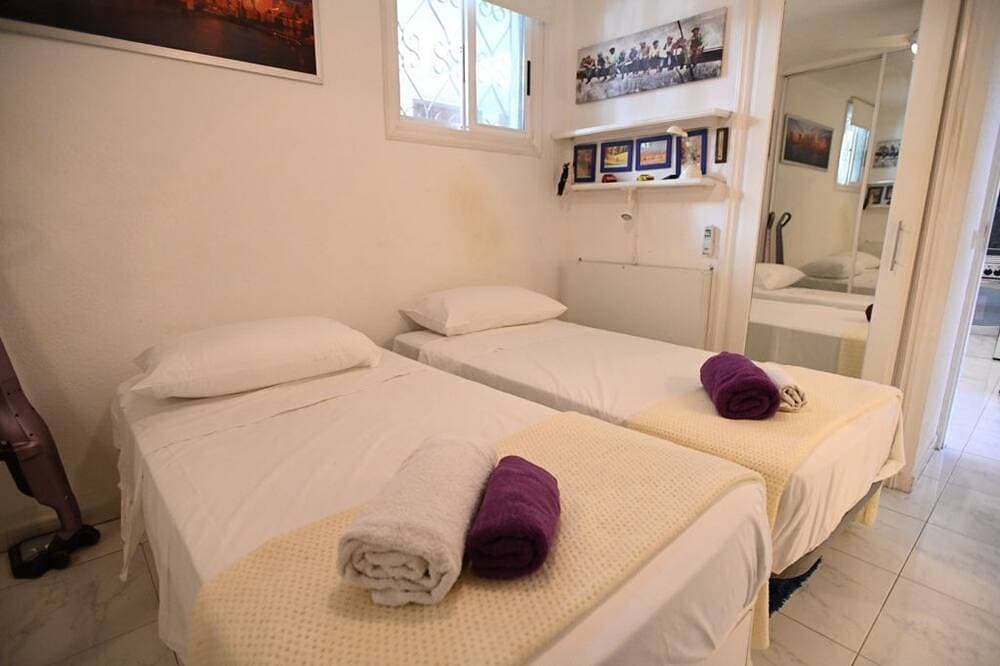 Foto 2 von 30: Parque Santiago 1-2 bed 2 bath-sea front-Pool view. step free access.