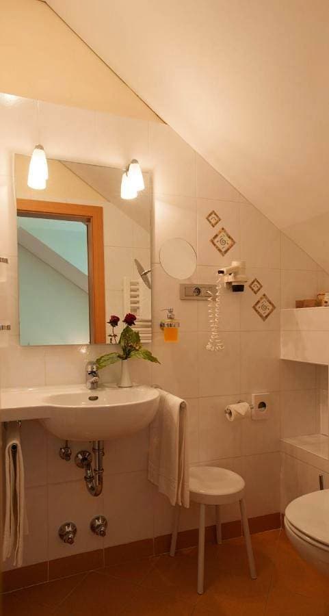 Foto 5 von 11: Budget Double Room (not renovated)