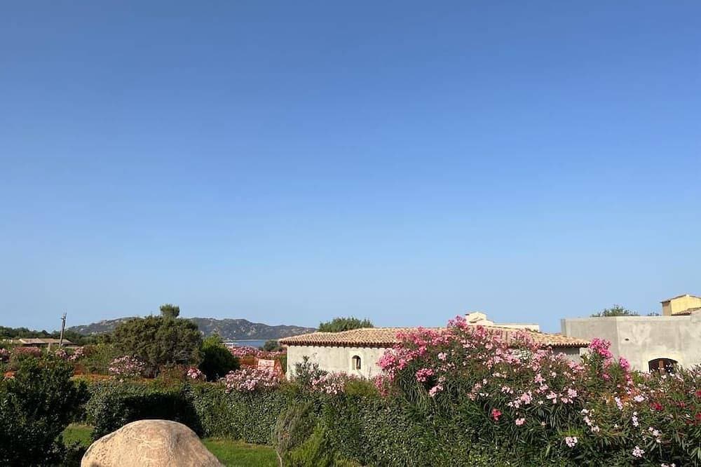 Foto 12 von 30: Exclusive with big garden, view on Molara Island, walking distance from the sea