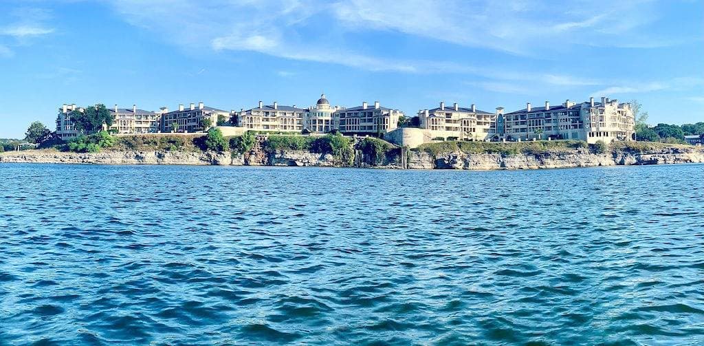 Foto 9 von 28: 180 degree Lake View From Private Villa on the  Island on Lake Travis!