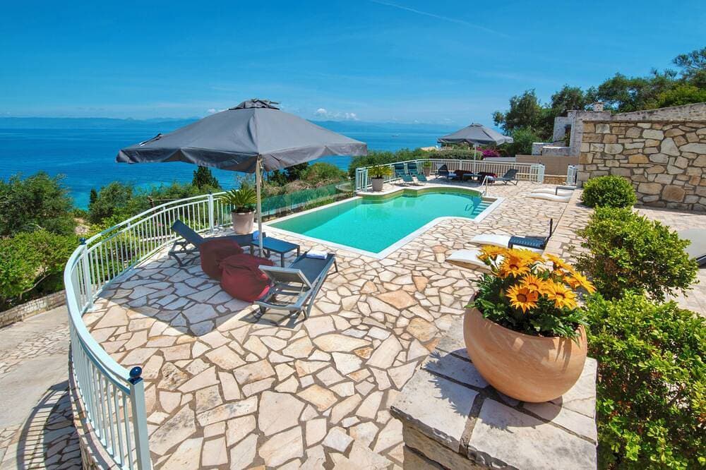 Foto 12 von 30: Villa Avgerini Paxos III: Breathtaking sea views, private terrace & amazing pool
