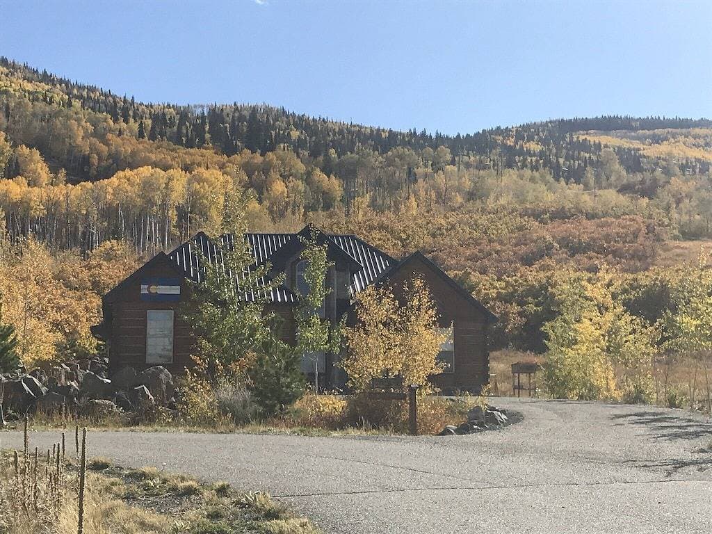 Foto 8 von 30: Kundenspezifisches Blockhaus im Skigebiet Powderhorn. Großartig im Winter oder Sommer.