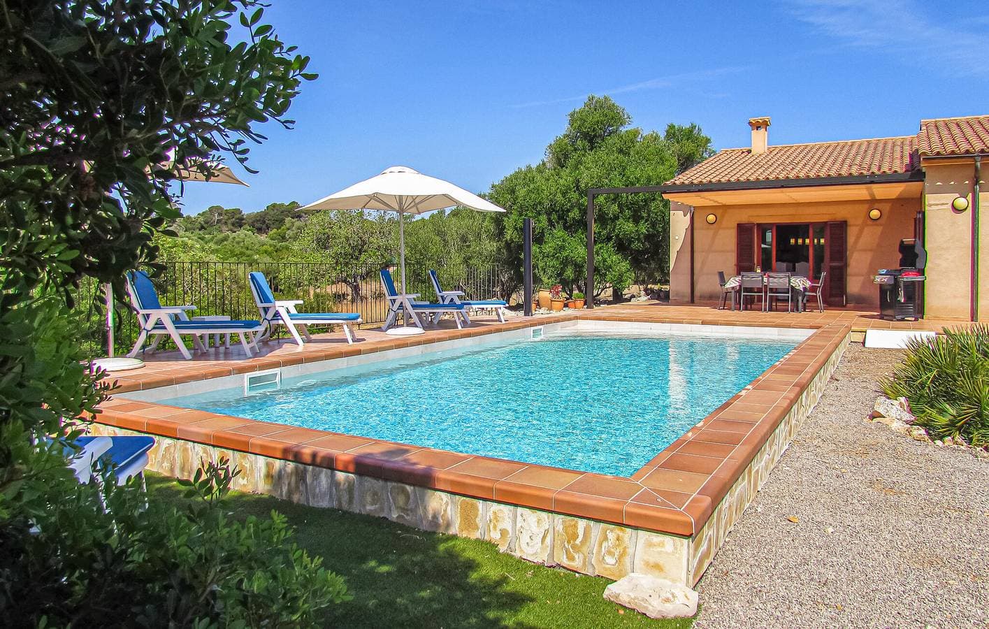 Sonniges Apartment mit Terrasse, Pool & Wifi 1