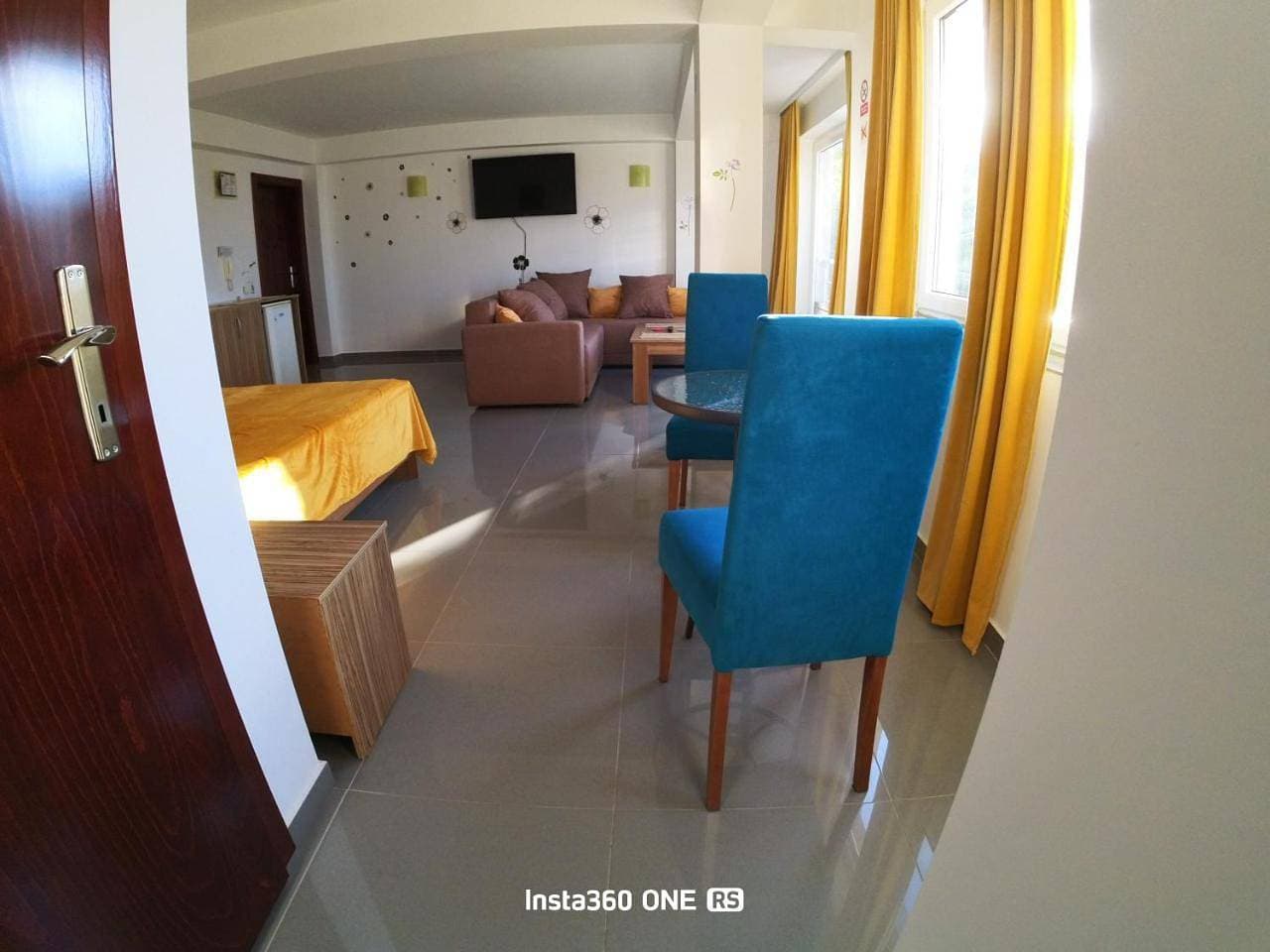 Foto 11 von 23: Family Room with Private Bathroom