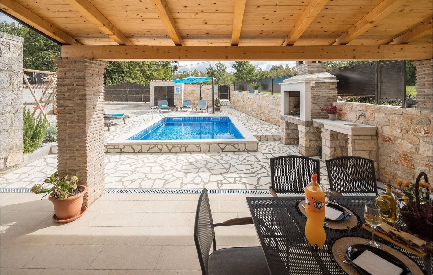 Foto 11 von 30: Gemütliche 1-Zimmer-Wohnung mit Pool, WLAN und Parkplatz in Anzici