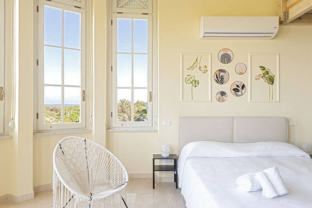 Foto 4 von 20: The recently renovated apartment is a small gem, perfect for two guests. The interiors are modern, thoughtfully designed, and finished with great attention to detail to ensure maximum comfort. It features a cozy double bedroom, a bright living area with