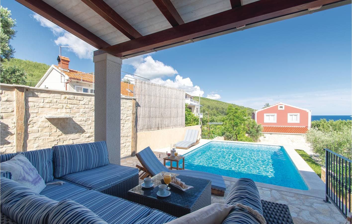 Foto 7 von 44: Gemütliche Unterkunft am Meer mit Pool, Terrasse und direktem Zugang zum Strand