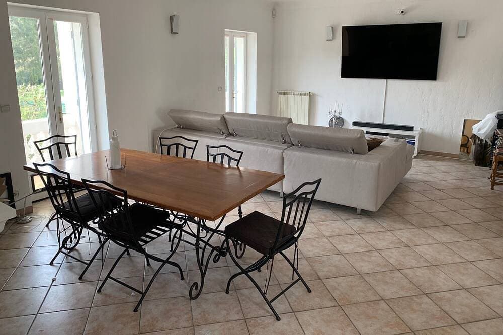 Spacious Apartment Close To All Amenities 1