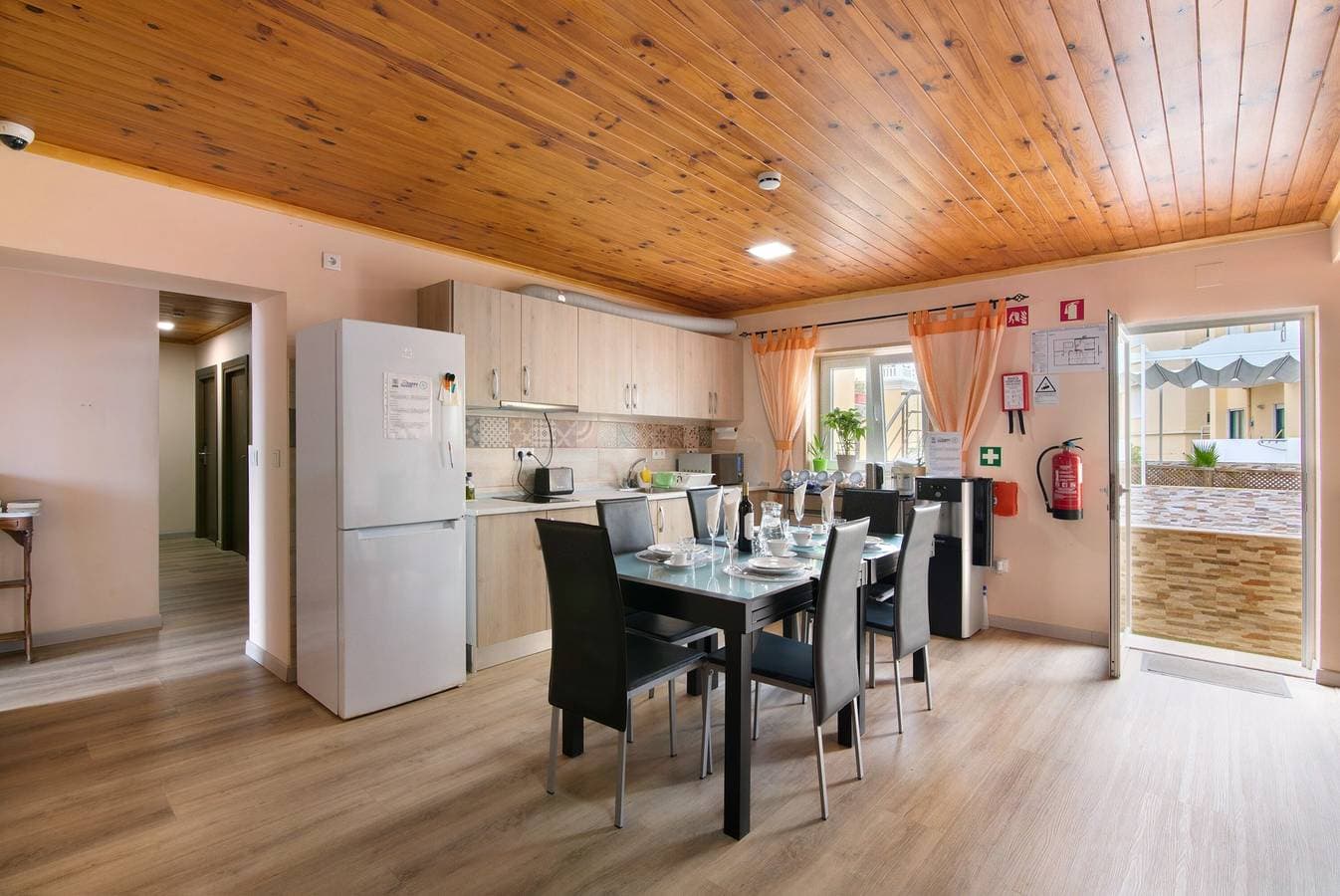 Foto 9 von 33: Ferienwohnung 'Quarto Twin 203' mit gemeinsamer Terrasse, WLAN und Klimaanlage