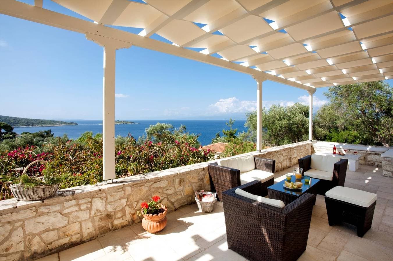 Foto 10 von 32: Beautiful Family Villa with Sea Views & Shaded Terraces near Beach