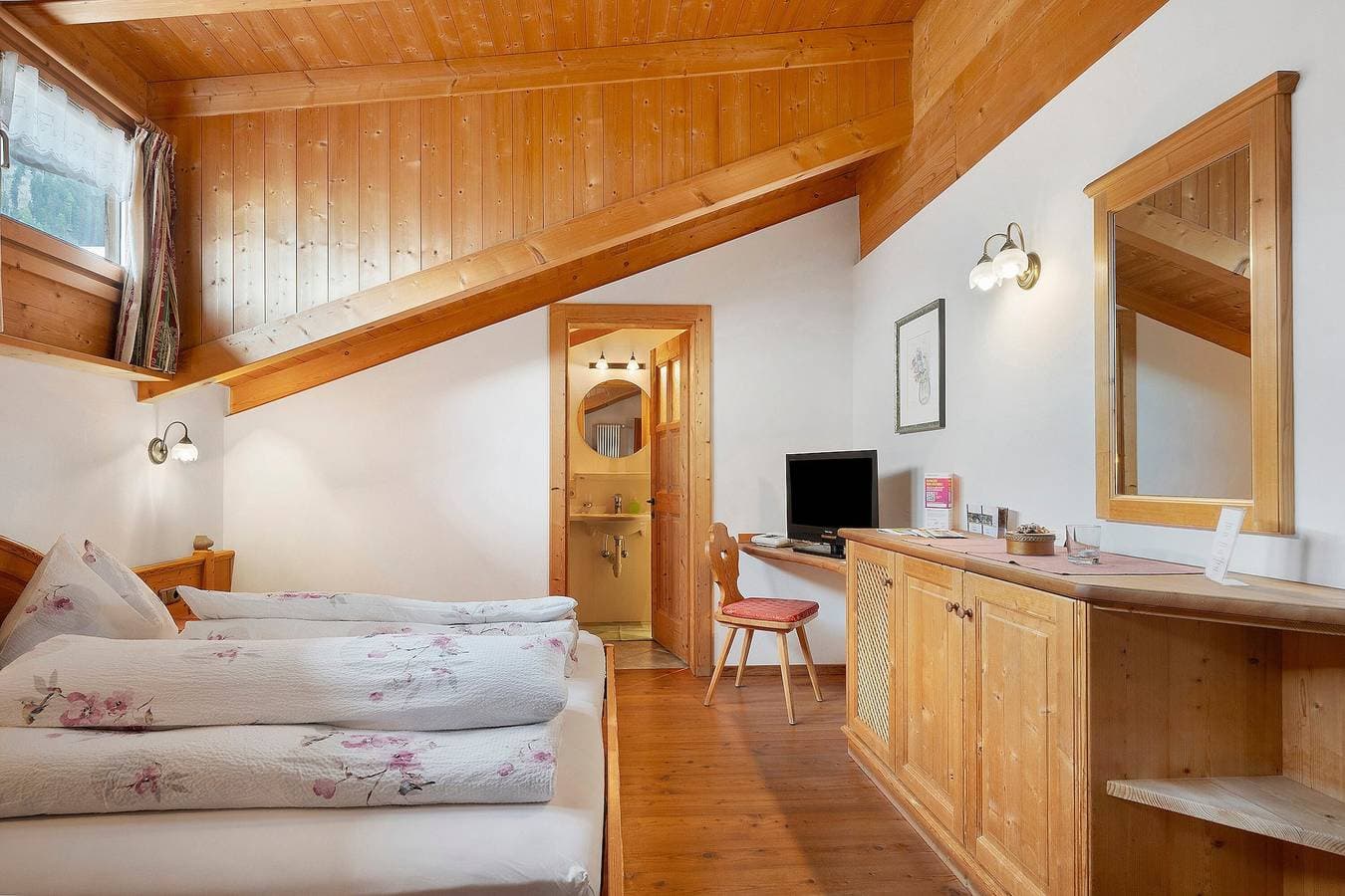 Foto 4 von 24: Doppelzimmer 22 mit TV und WLAN