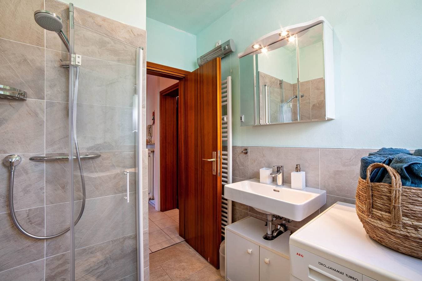 Foto 11 von 25: Ferienwohnung 'Ella' mit Bergblick, Pool (Juni - August), privater Terrasse und WLAN