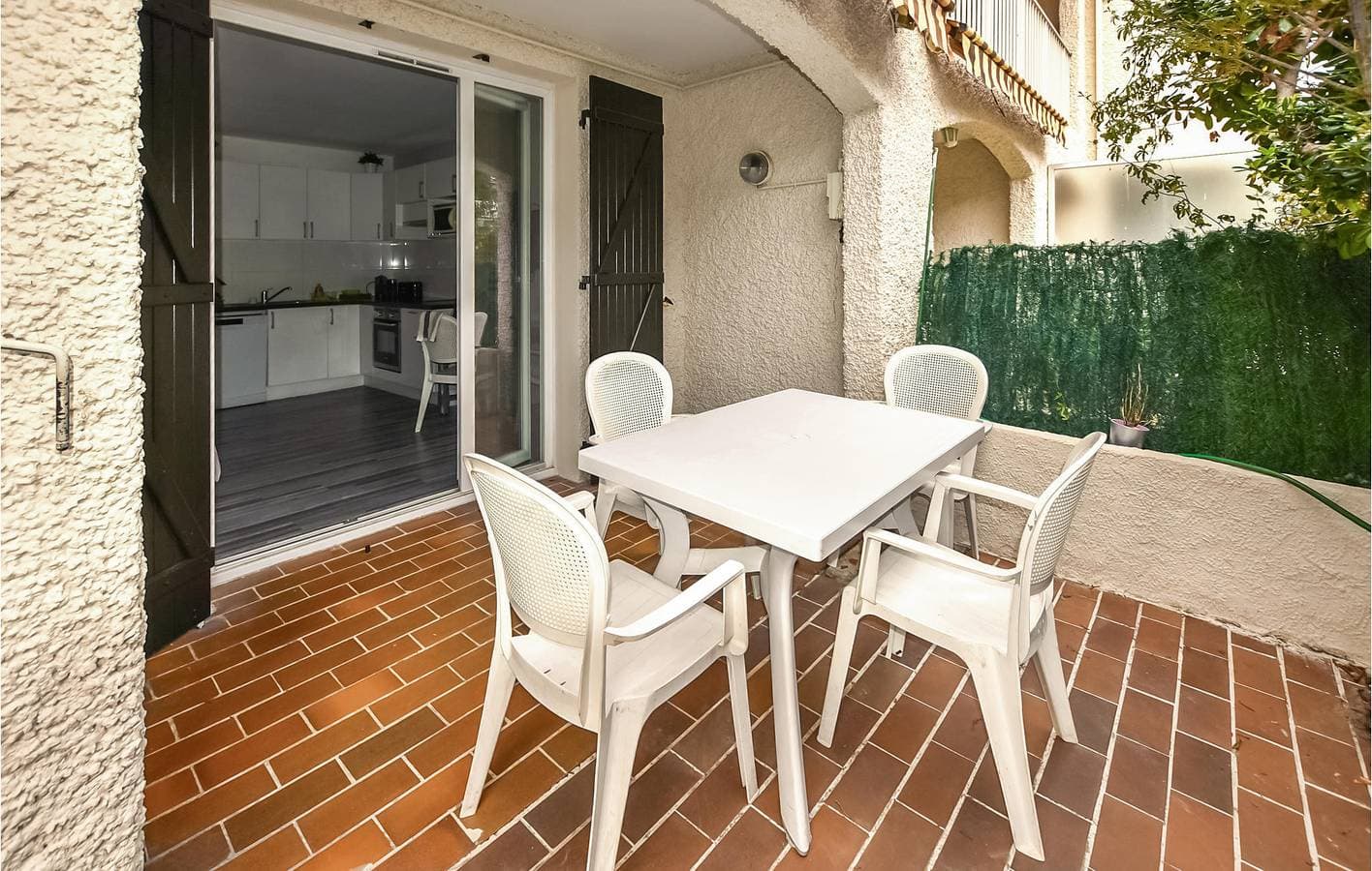 Foto 11 von 24: Abgeschiedene Wohnung mit Terrasse in Les Lecques - Parkplatz, Gefrierschrank, Internet