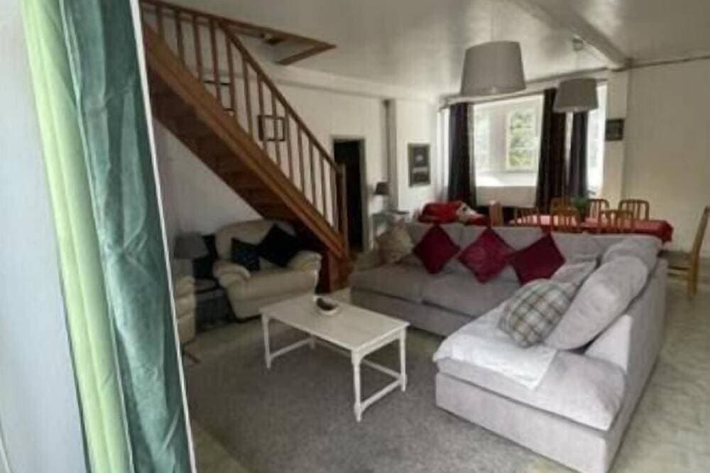 5 Bedroom Gite, Family Friendly, pet Friendly Relaxing Stay. 1