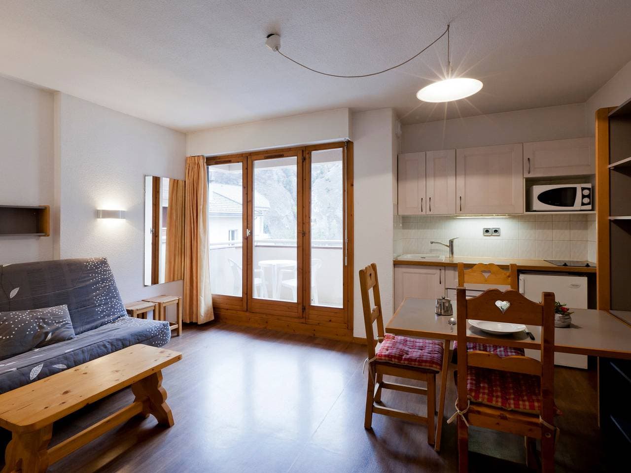Gemütliches Studio mit Balkon und WiFi in Brides 1