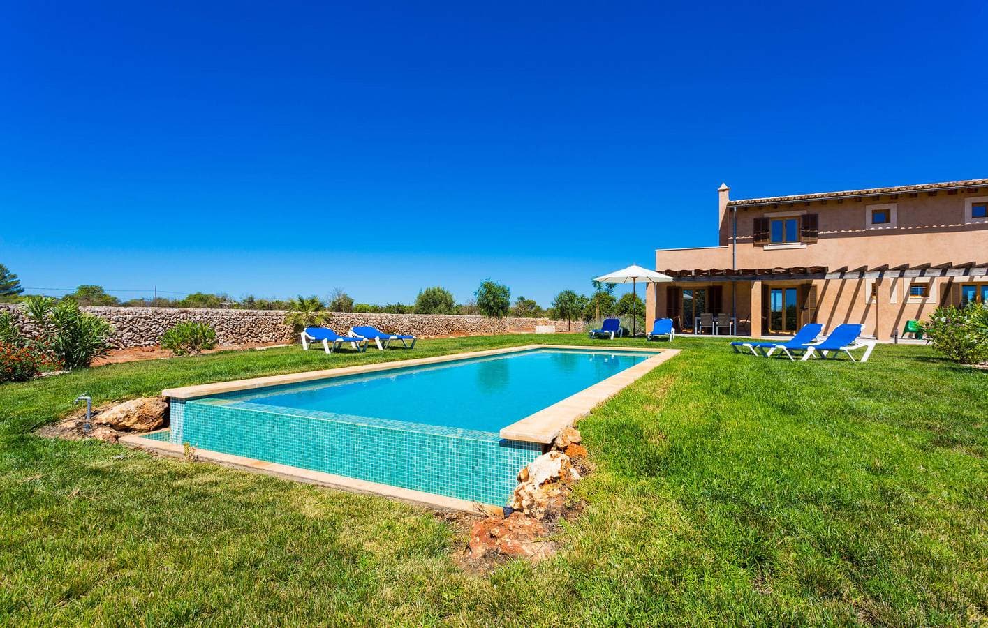 Foto 7 von 51: Gemütlicher Rückzugsort am Strand mit Terrasse, Pool und Wifi