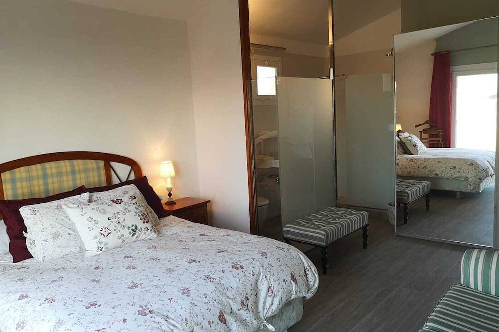 Foto 4 von 30: PrivatPool, Meerblick mit fabelhaften Sonnenuntergängen, moderne Küche, Klimaanlage, Wifi, großes Spielzeugzimmer