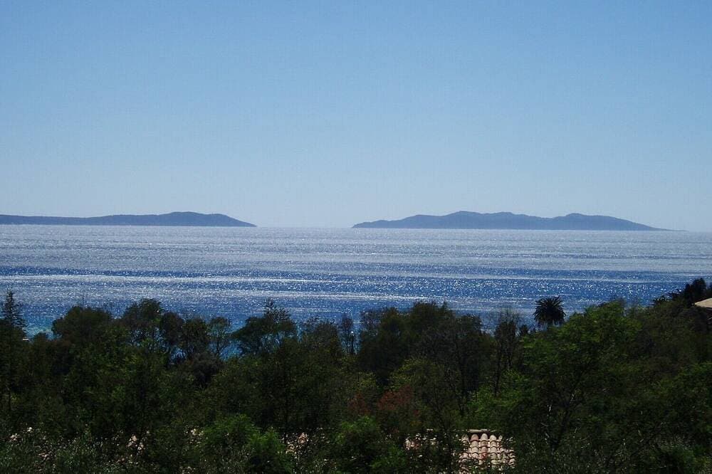 Foto 11 von 30: Herrliche Aussicht Villa Meer, den Pool, 300 m vom Strand, Bootsmotor 12m,