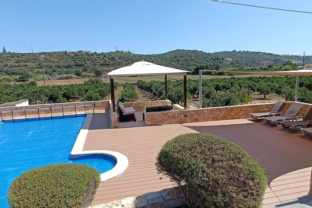 Villa with 3 bedrooms, 3 bathrooms, ac, wifi. Parking. 1