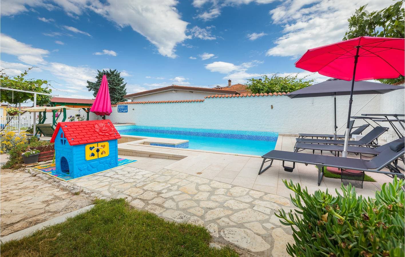 Foto 2 von 21: Gemütliche Ferienwohnung mit Pool, WLAN und Parkplatz, nur 2,5 km vom Strand entfernt