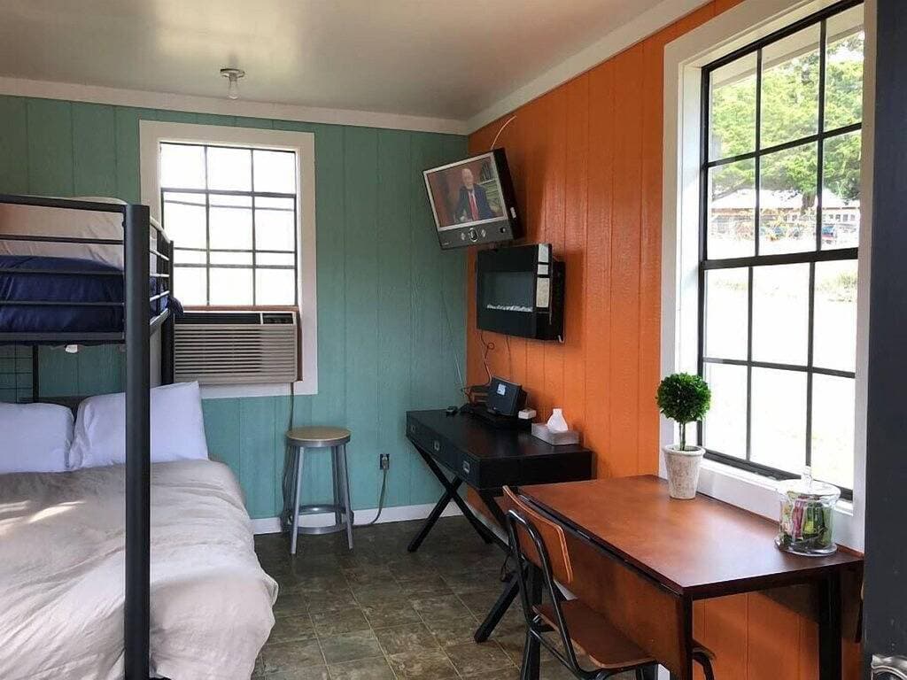Foto 6 von 32: ★ Tinyhouse - Fishhouse auf unserem 2 Hektar großen Catfish Pond Sleeps 3 - Genießen Sie Farmglamping