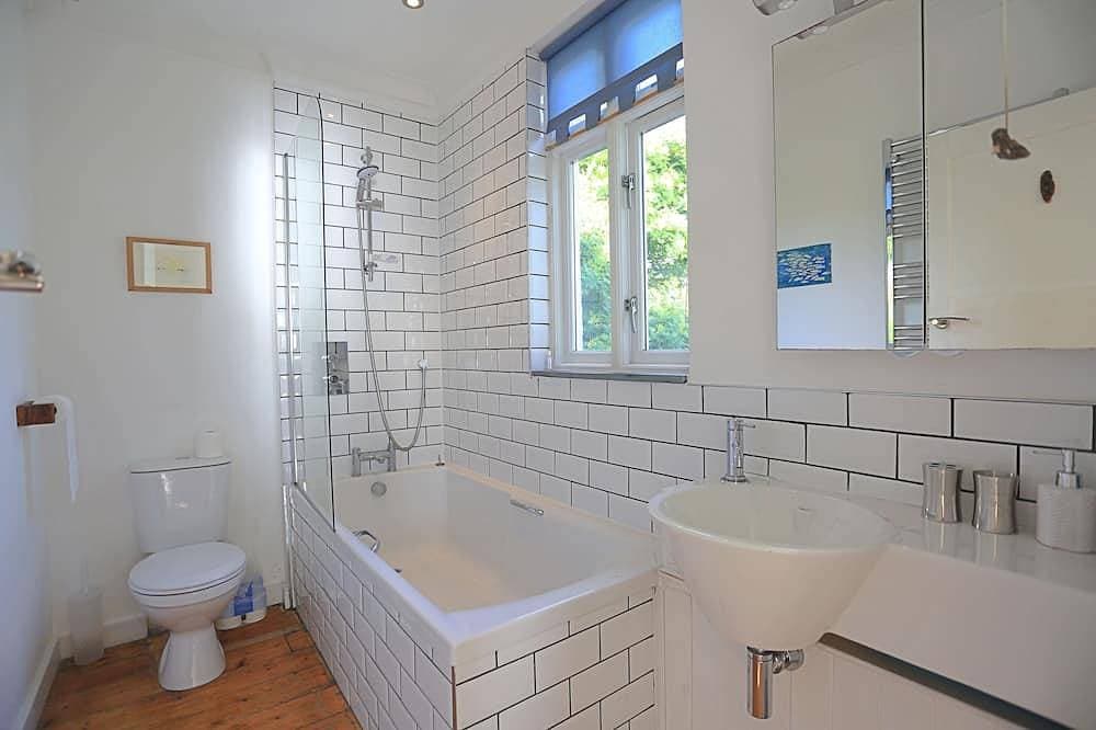 Foto 10 von 30: Spectacular panoramic sea views of Mounts Bay from this light filled home
