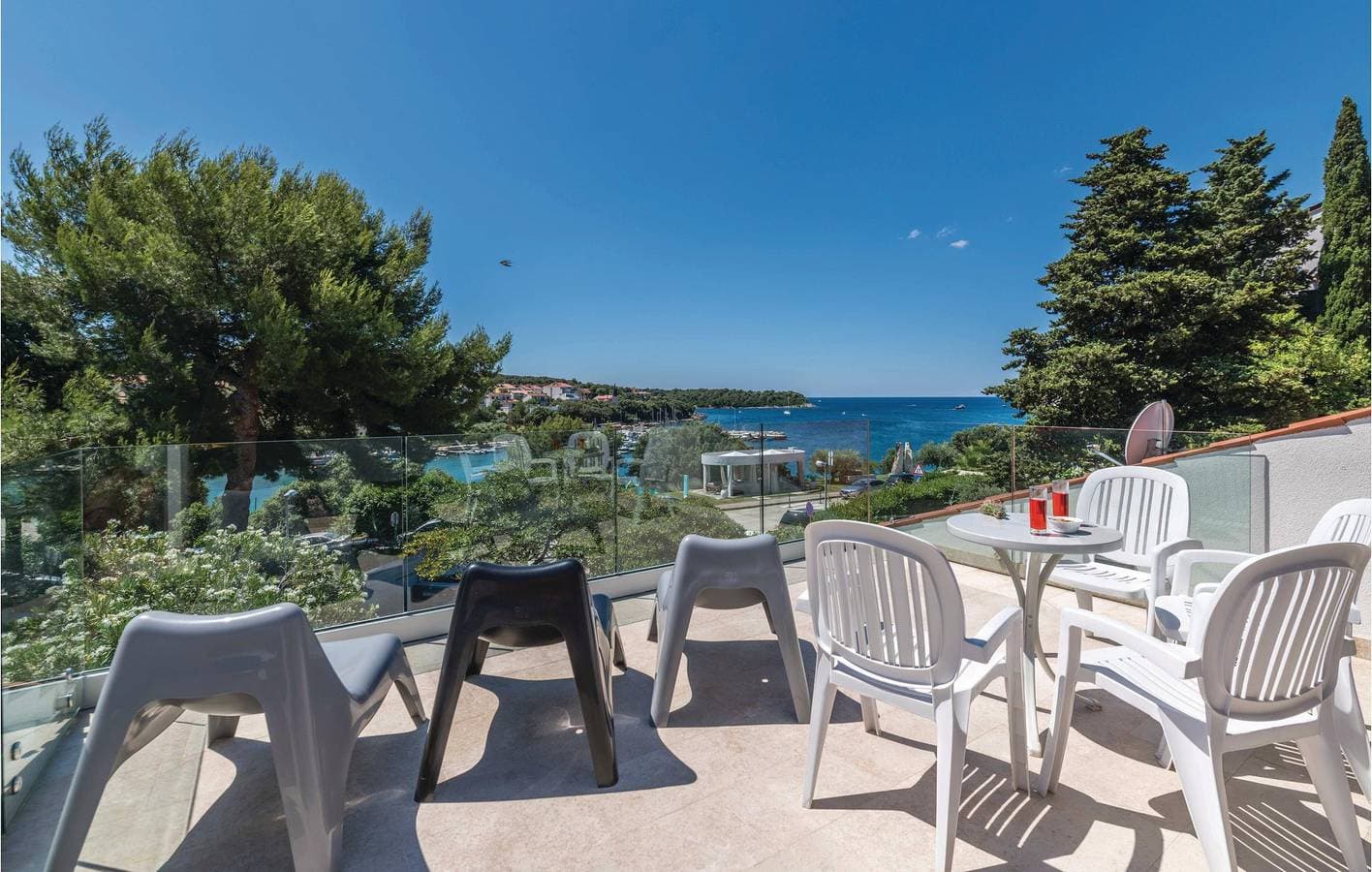 Foto 9 von 38: Gemütliche 1-Zimmer-Wohnung mit Meerblick, WLAN und Terrasse in der Nähe des Strandes Havajka