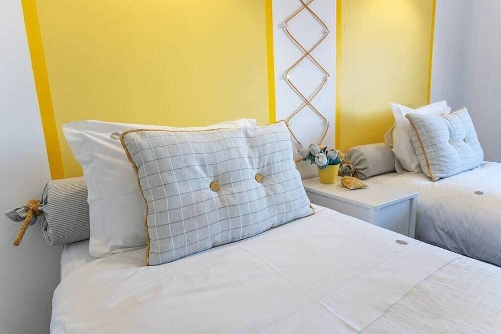 Foto 7 von 30: Twin room with external bathroom at Guest House Downtown Alegria B&B
