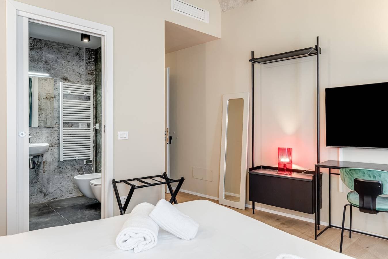 Foto 10 von 23: Zimmer 'Florence Rooms Orange' mit WLAN und Klimaanlage