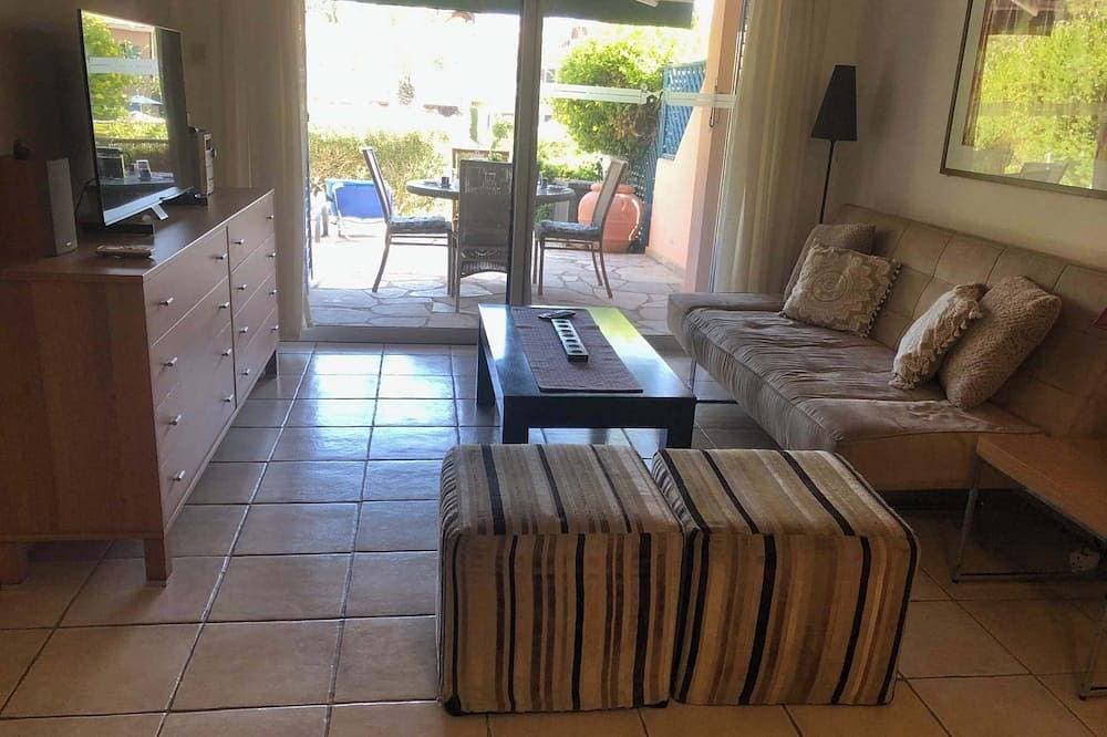 Foto 13 von 26: Limnaria Villas - Comfy 2Br, 2 bath Ground Floor Apart. Pvt Garden