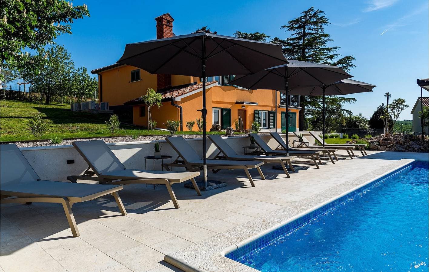 Foto 11 von 57: Geräumige 1-Zimmer-Wohnung mit Pool, WLAN und Parkplatz in der Nähe des Stadtzentrums