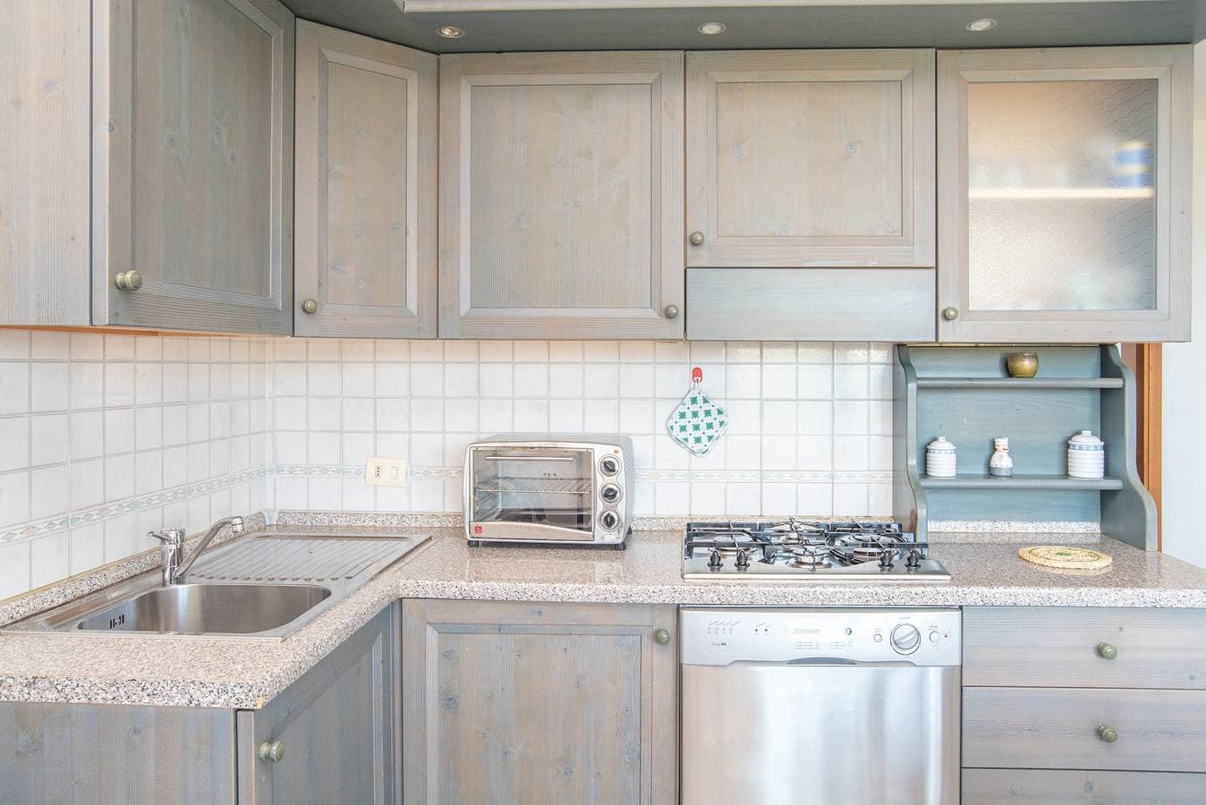 Foto 9 von 25: Ferienwohnung mit Panorama-Meerblick und Balkon; Parkplätze vorhanden; Haustiere erlaubt