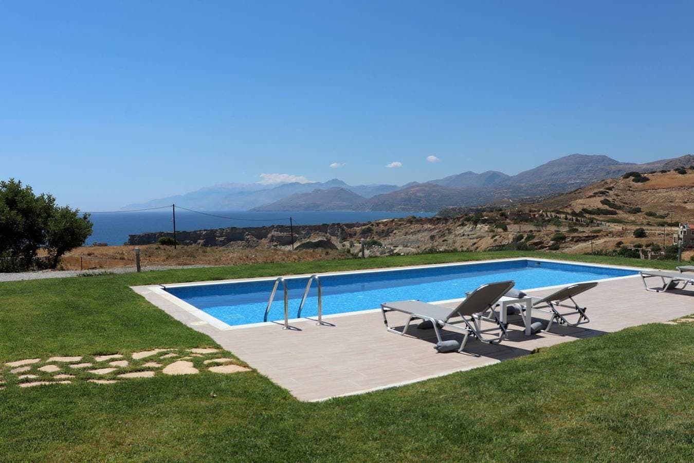 Foto 5 von 32: Weiter Blick auf Landschaft und Meer, Pool, 4 Pers. | Ferienhaus Triopetra, Kreta