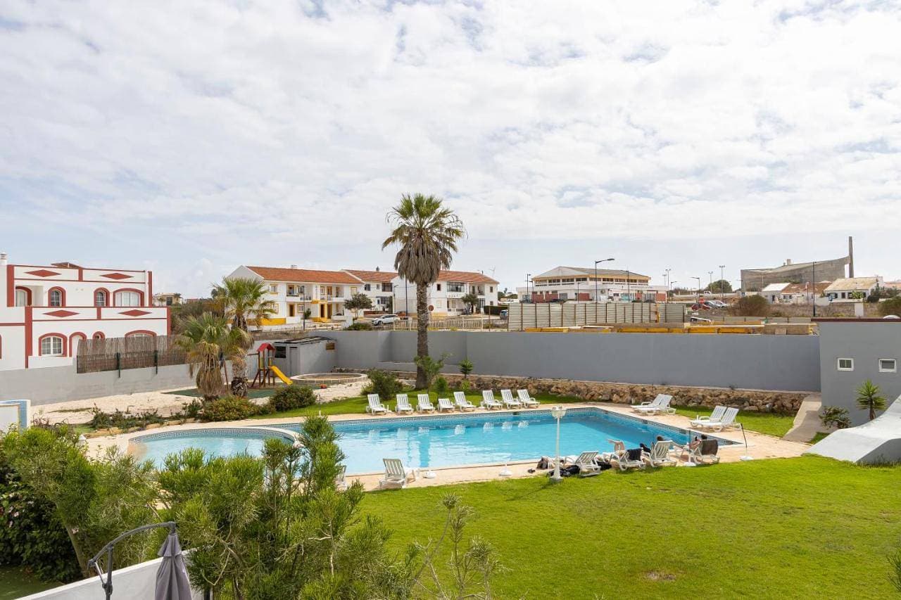 3 Minutes TO THE BEACH, 2 BEDROOM AMAZING APT WITH BALCONY, BBQ GRILL AND POOL 1