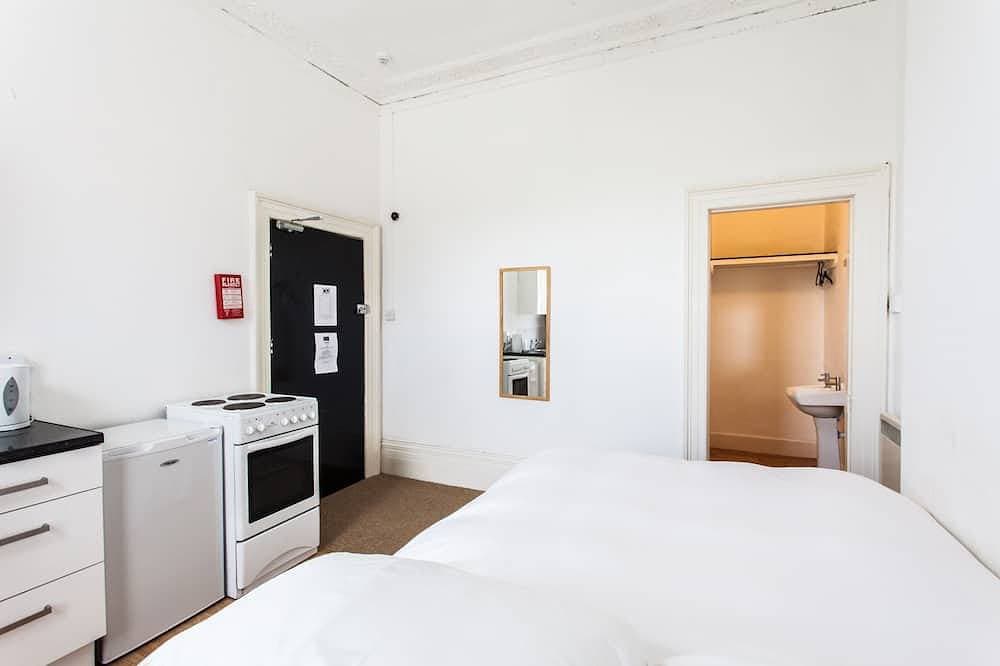 Foto 3 von 17: Budget-Studio-Gemeinsames Badezimmer
