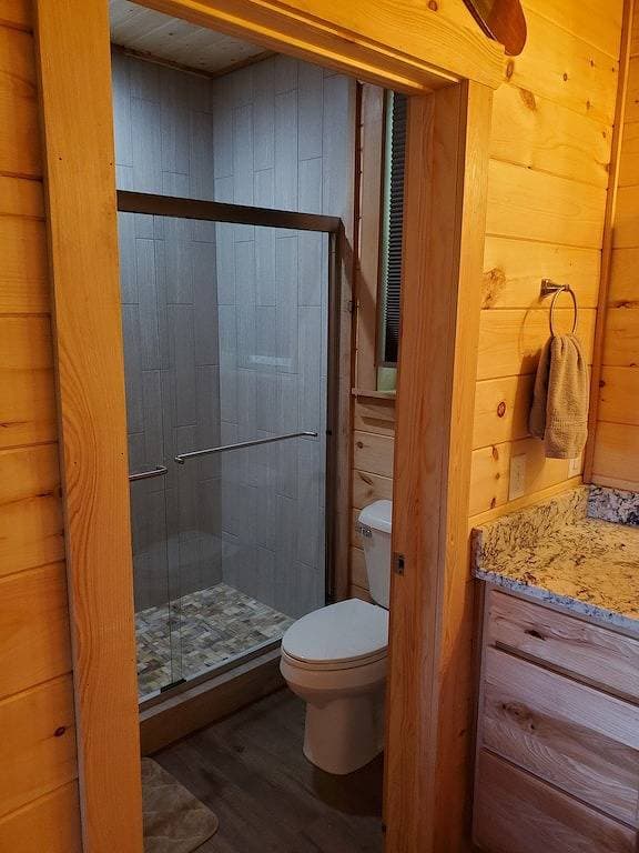 Foto 3 von 43: Private Cabin • Hot Tub • 2 Kings