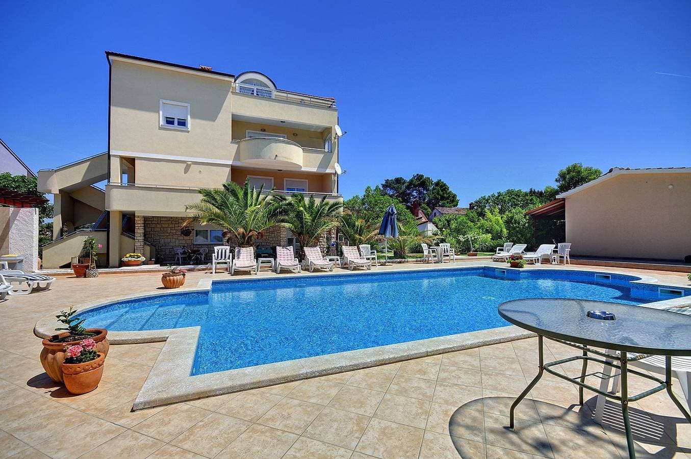 Foto 5 von 23: Zum Sandstrand sind es wenige Gehminuten - genießen Sie aber auch die Zeit am Pool