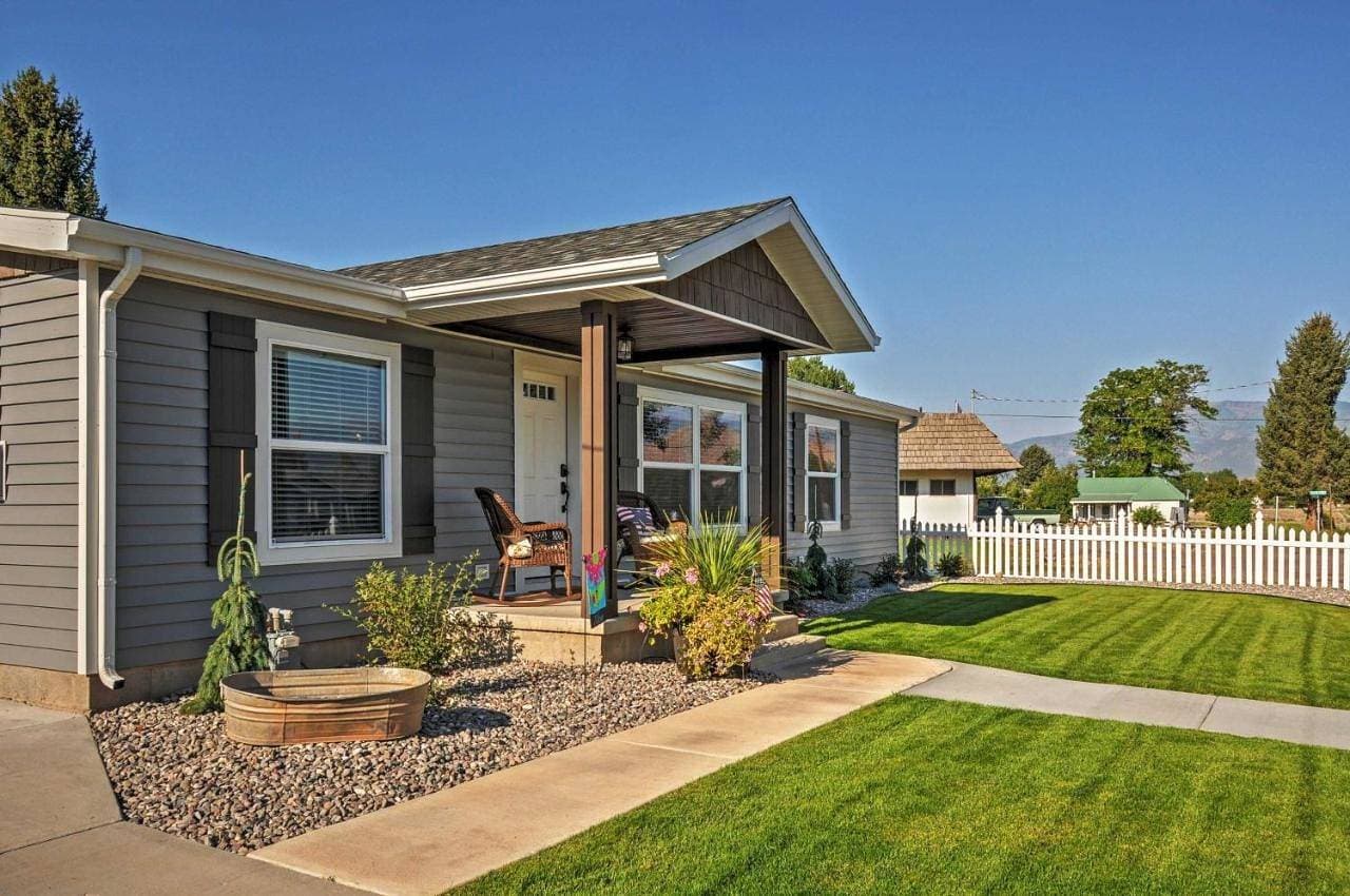 Rustic Chic Home: 10 Mi to Otter Creek State Park! 1