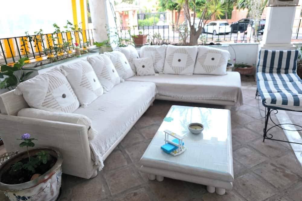 A lovely spacious 2-bed apartment on beautiful El Presidente Urbanisation, 1
