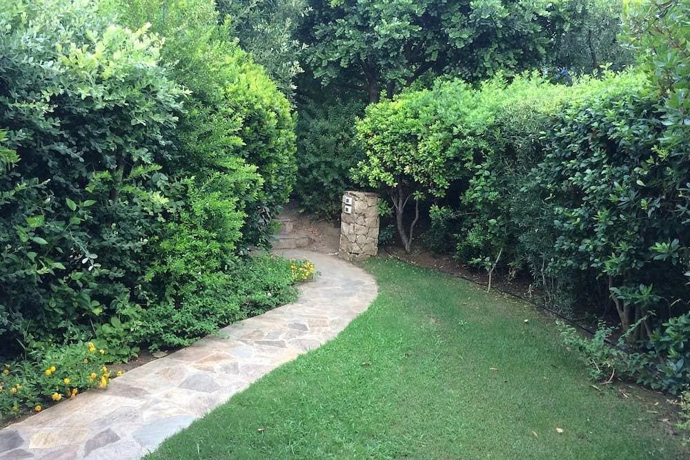 Foto 6 von 20: Schöner Villengarten und Pool in der Nähe des Seebades