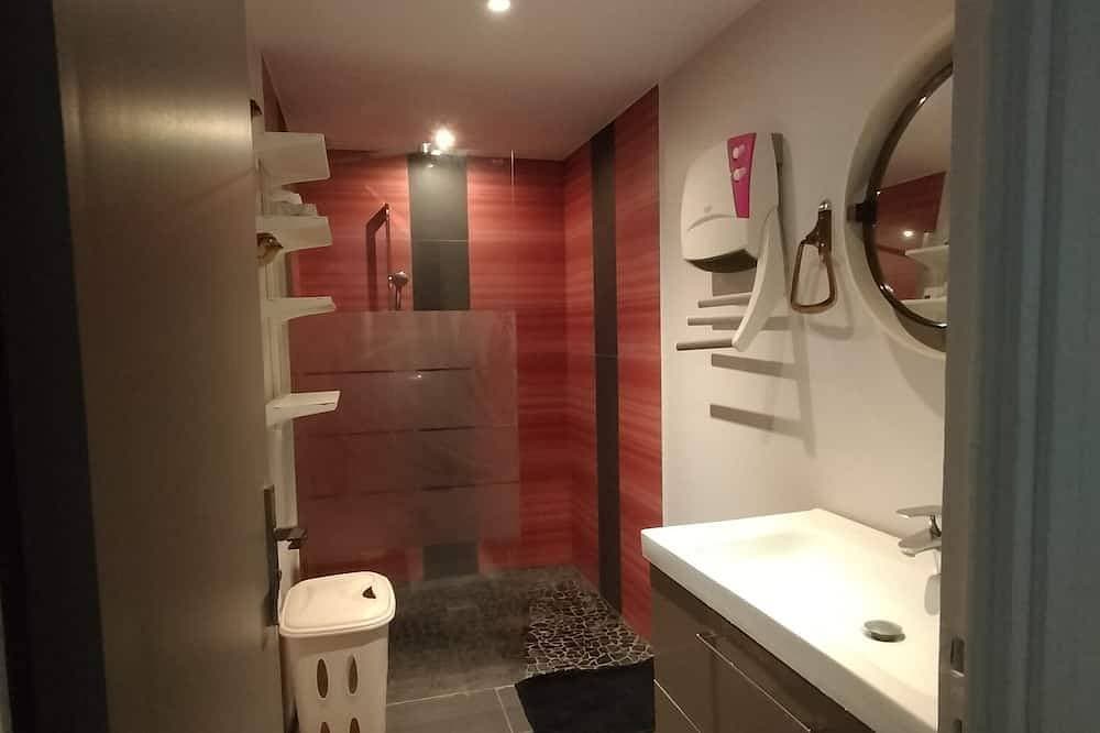 Foto 7 von 28: Luxury apartment with terrace on the shores of Lake Chambon overlooking Sancy