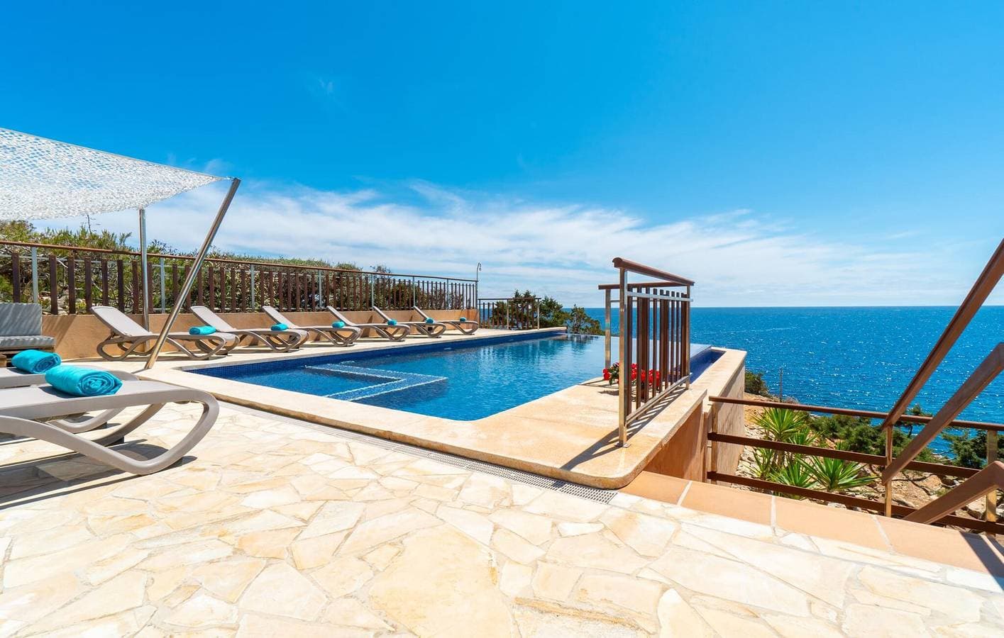 Foto 8 von 60: Oase mit Meerblick: Geräumiges Apartment mit Pool und Terrasse